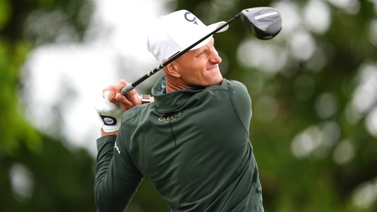 Adrian Meronk wykonuje zamach kijem golfowym podczas turnieju.