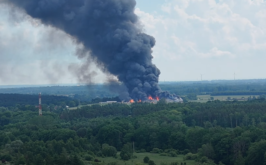 Pożar na Pomorzu. W Charnowie płonie fabryka aerozoli