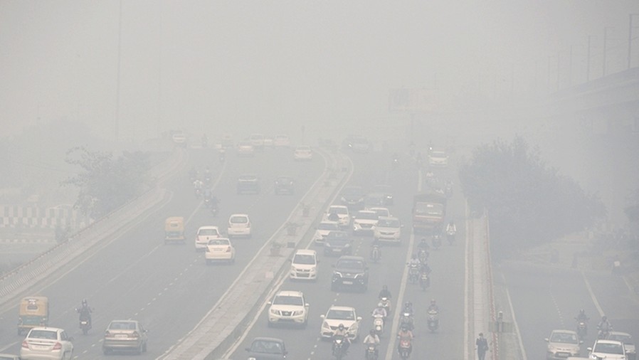 Smog spowija New Delhi, stolicę Indii. Fot. Max Pixel.