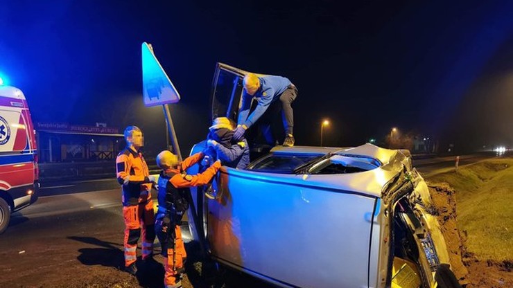 Pijany kierowca wjechał w auto z czteroosobową rodziną. Pomógł "Najlepszy strażak OSP"