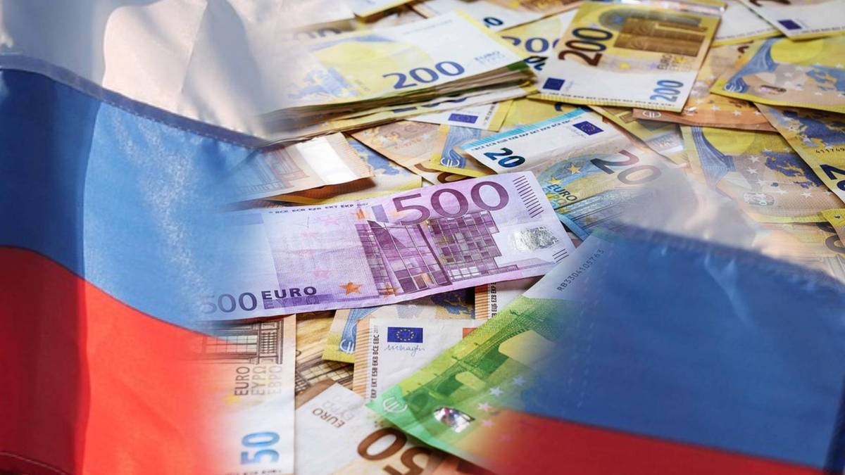 Nakładka rosyjskiej flagi na stos banknotów euro.