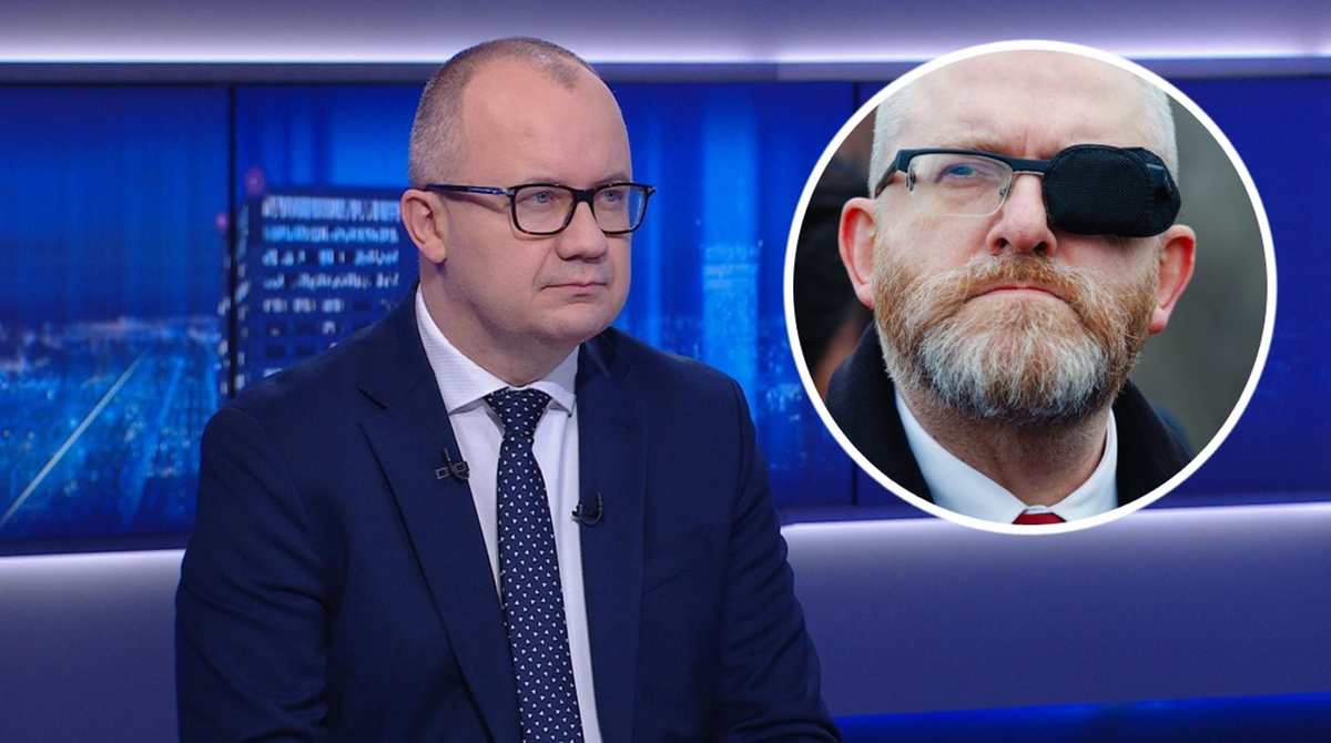 Mężczyzna w garniturze siedzi za stołem, po prawej stronie znajduje się kolaż z wizerunkiem mężczyzny z opaską na oku.