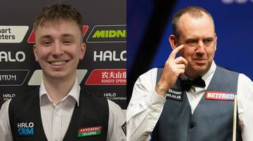 Dwa portrety snookerzyst&oacute;w. Po lewej młody mężczyzna z uśmiechem na twarzy, po prawej starszy mężczyzna z zamyśloną miną.