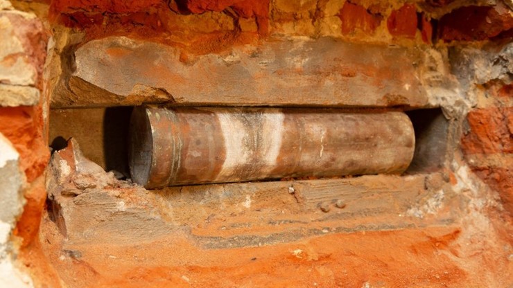 Kapsuła czasu sprzed blisko 100 lat odnaleziona w Bytomiu. Co zawiera?