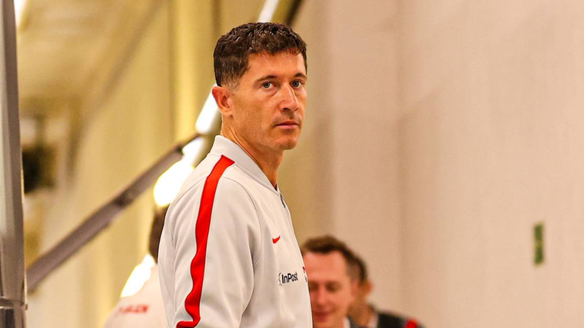 Robert Lewandowski w stroju reprezentacji Polski, patrzący w bok.
