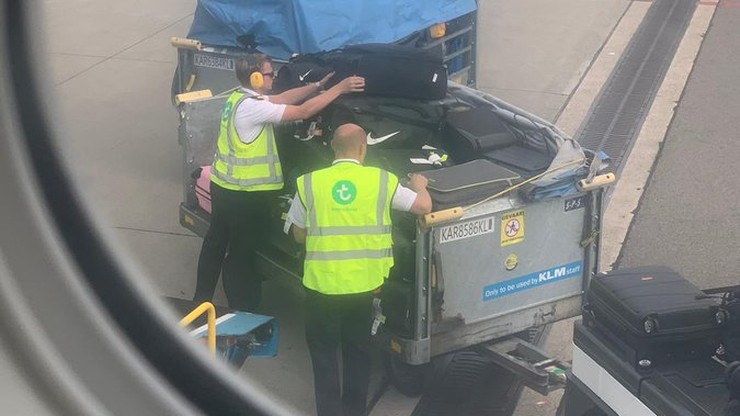 Amsterdam-Schiphol: piloci pomagają w załadunku bagażu do samolotu