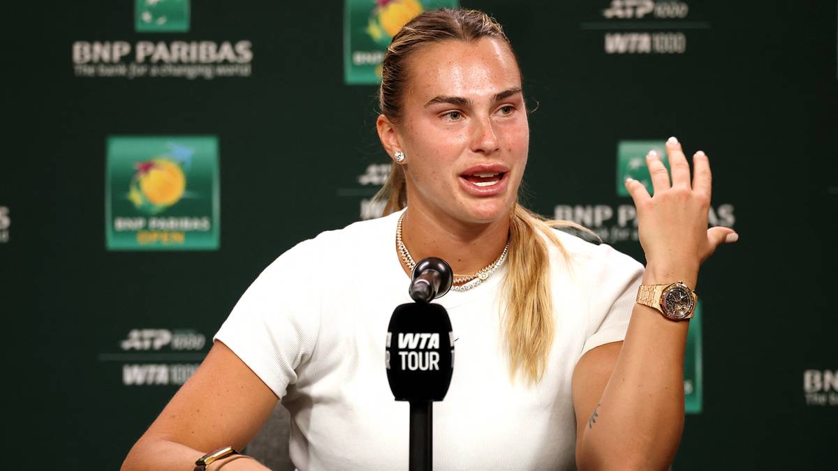 Aryna Sabalenka przy mikrofonie podczas konferencji prasowej.