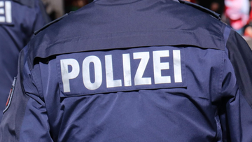 Fragment munduru policjanta z napisem "POLIZEI".