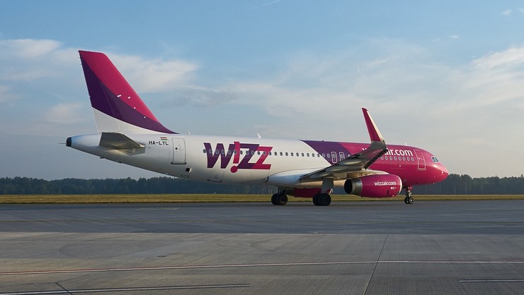 Śmietniki w "prezencie" dla pracowników Wizz Air. "To część wyzwania"