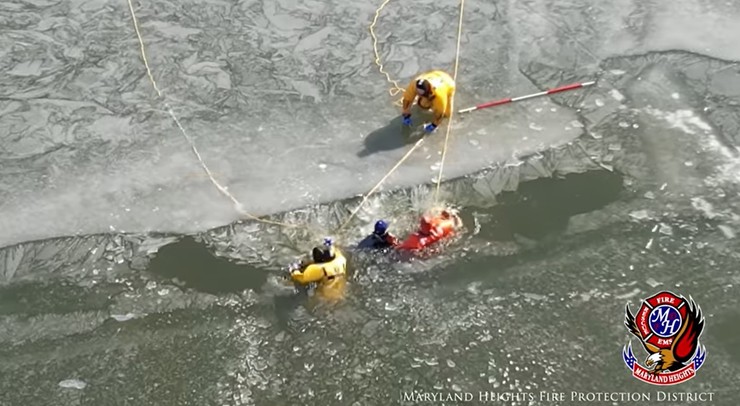 USA. Pod nastolatkami załamał się lód na jeziorze Creve Coeur. Obok ćwiczyła straż pożarna