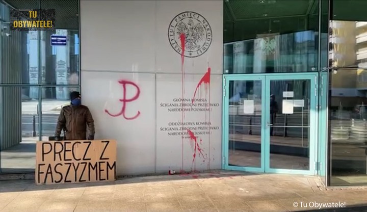 Warszawa. Siedziba IPN oblana farbą w ramach protestu. Sprawca zatrzymany