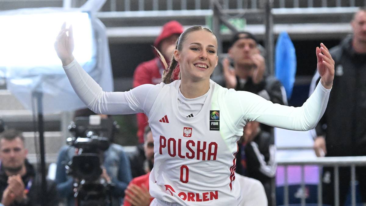Zawodniczka reprezentacji Polski w koszyk&oacute;wce radośnie unosi ręce do g&oacute;ry.