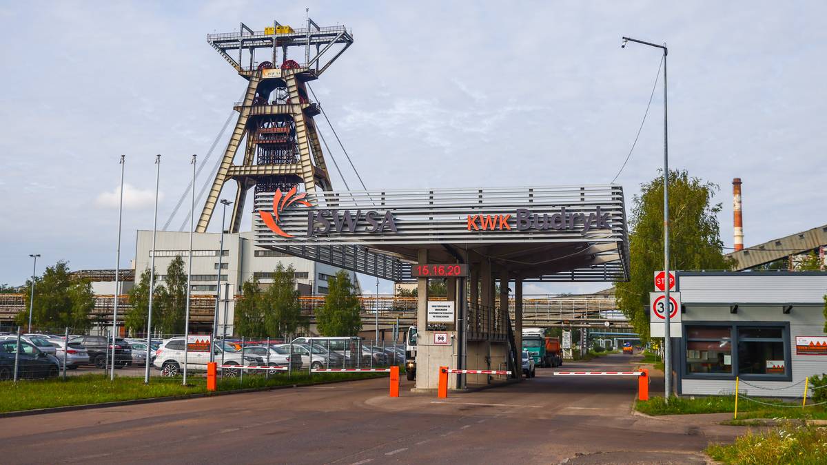 Wejście do kopalni z charakterystyczną wieżą szybową i zadaszonym przejściem.