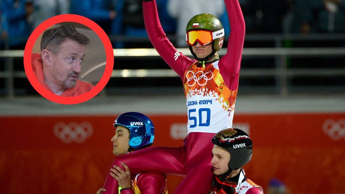Kamil Stoch na podium olimpijskim, z szachownicą na kasku, w otoczeniu innych zawodnik&oacute;w.