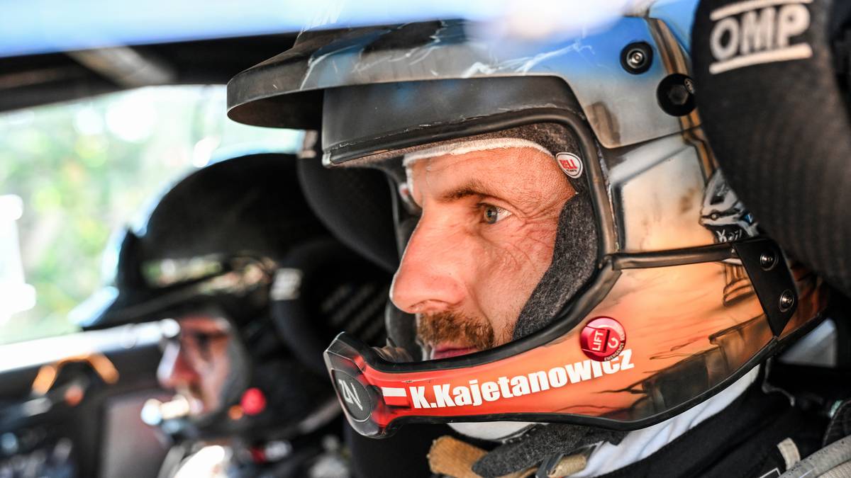 Kierowca rajdowy Kajetan Kajetanowicz w kasku w samochodzie rajdowym, przygotowujący się do startu.