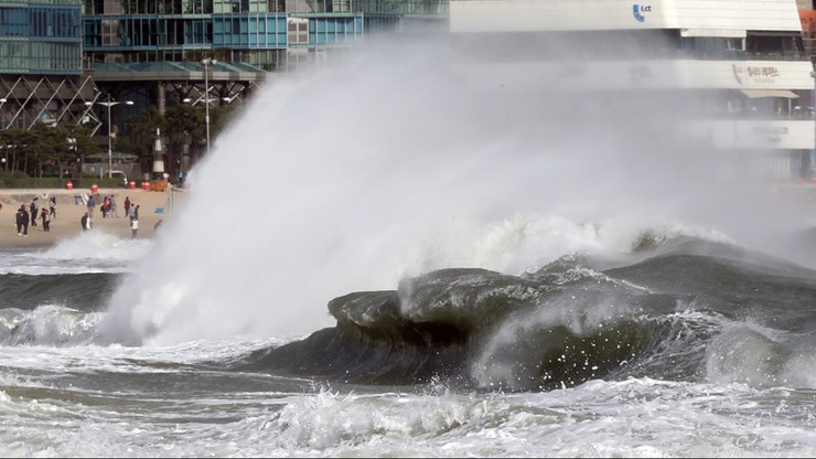 Potężny tajfun zbliża się do Japonii. Dziesiątki tysięcy ewakuowanych
