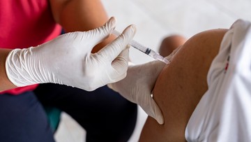 Kwarantanna nawet dla zaszczepionych? Delta atakuje w Izraelu