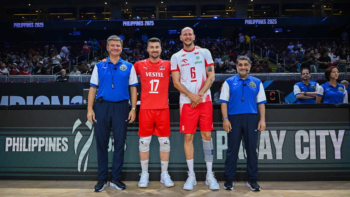 Czterech mężczyzn stoi w rzędzie przed tablicą z napisem "PHILIPPINES" i "PASAY CITY". Po lewej dwaj mężczyźni w niebieskich koszulkach polo z białymi akcentami i logo "VESTEL". Obok nich dwaj siatkarze w czerwonych strojach. Na koszulkach widnieją numery 17 i 6. Wszyscy uśmiechają się.