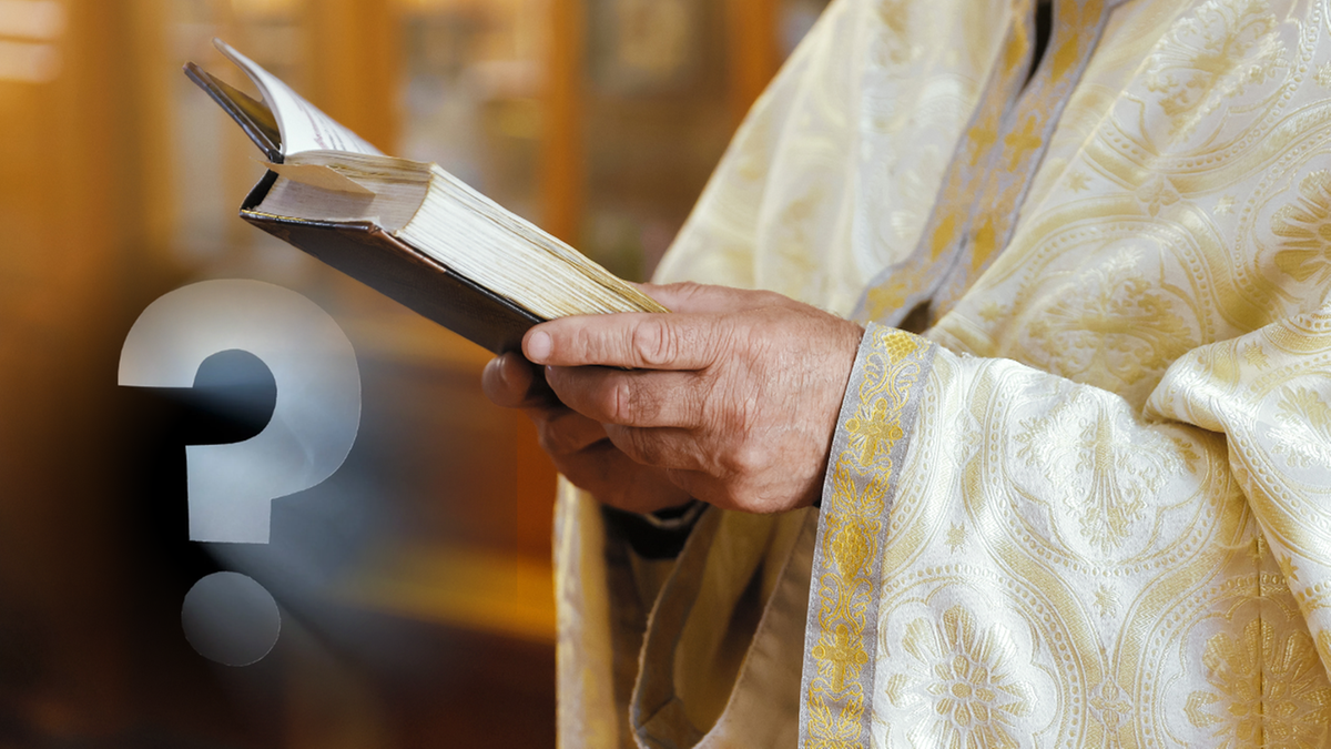 Fragment szaty kapłańskiej i dłonie trzymające otwartą księgę z widocznym znakiem zapytania