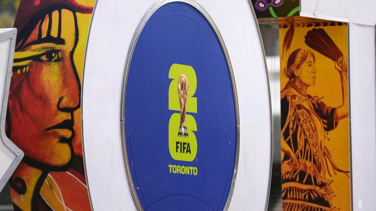 Fragmenty artystycznych dekoracji z motywami związanymi z Mistrzostwami Świata FIFA 2026, w tym wizerunek twarzy, logo FIFA z napisem "TORONTO" oraz stylizowana postać kobiety.