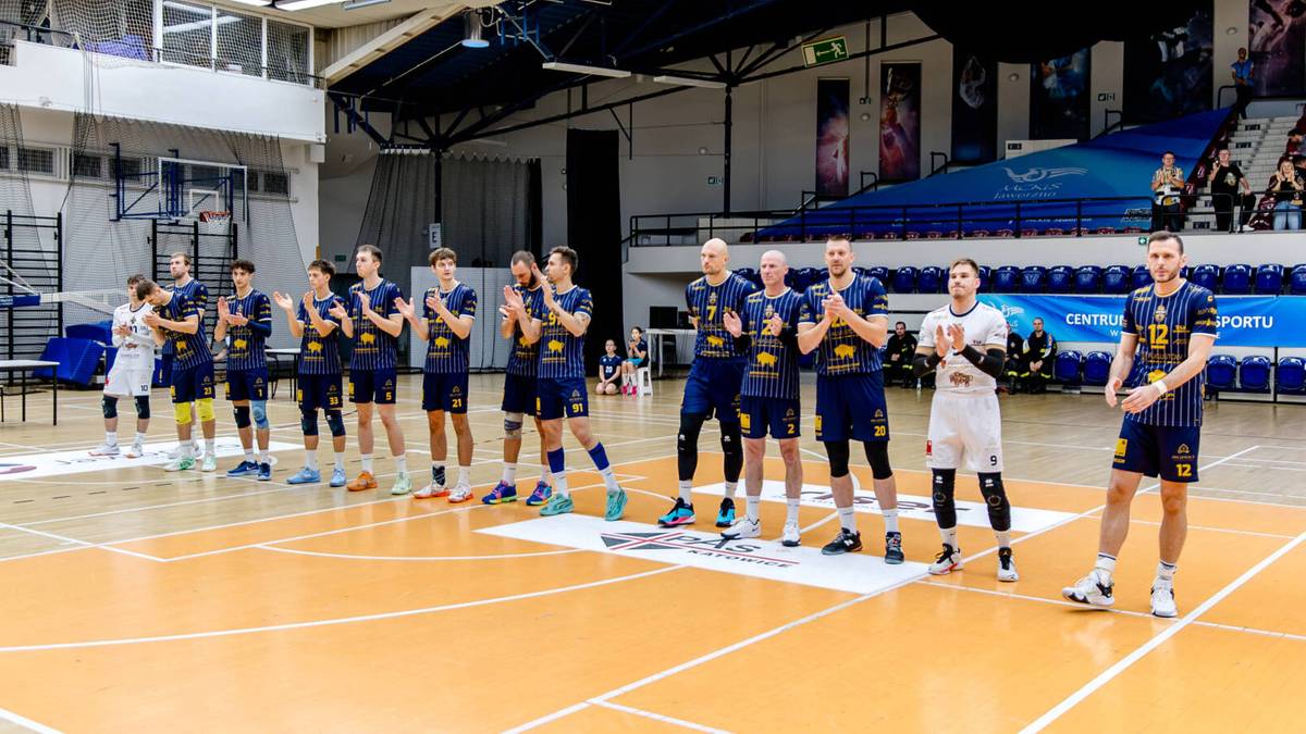 Siatkarze drużyny Necko August&oacute;w stoją w rzędzie na boisku.