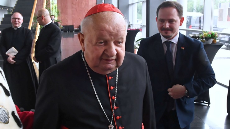 Kardynał Angelo Bagnasco w Polsce. "Sprawdzał zaniedbania" Dziwisza