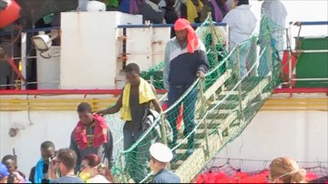 Uratowano około 500 migrantów z przewróconej łodzi. Znaleziono ciała 5 osób