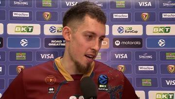 Kyle Wiltjer, koszykarz, udziela wywiadu na tle ścianki sponsorskiej z logotypami "EuroCup", "Visa" i "Wrocław".
