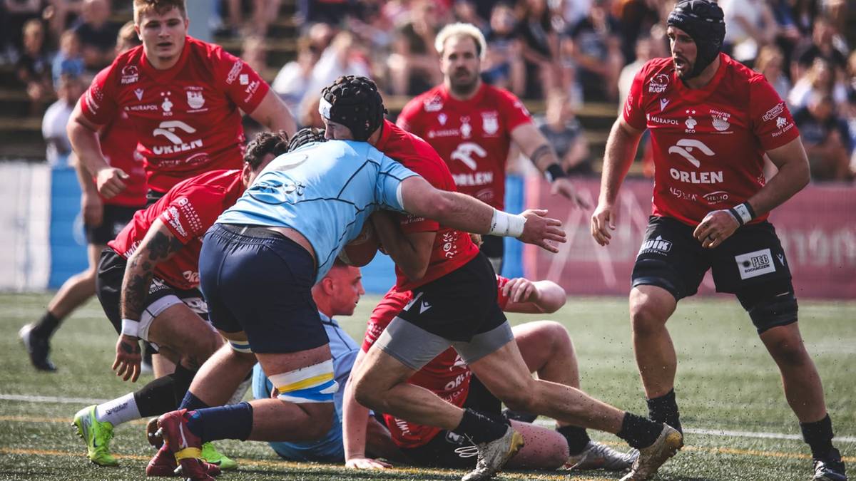Gracze rugby w akcji podczas meczu.