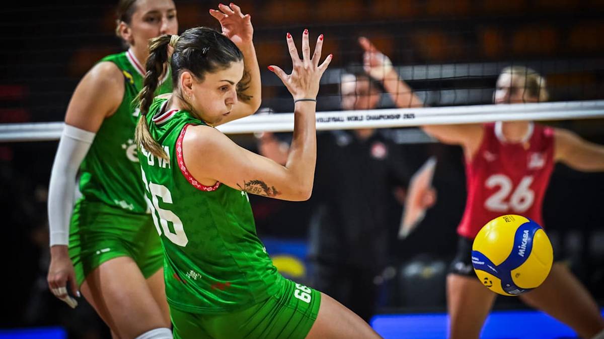 Siatkarka w zielonej koszulce z numerem 6 wykonuje zagrywkę podczas meczu.