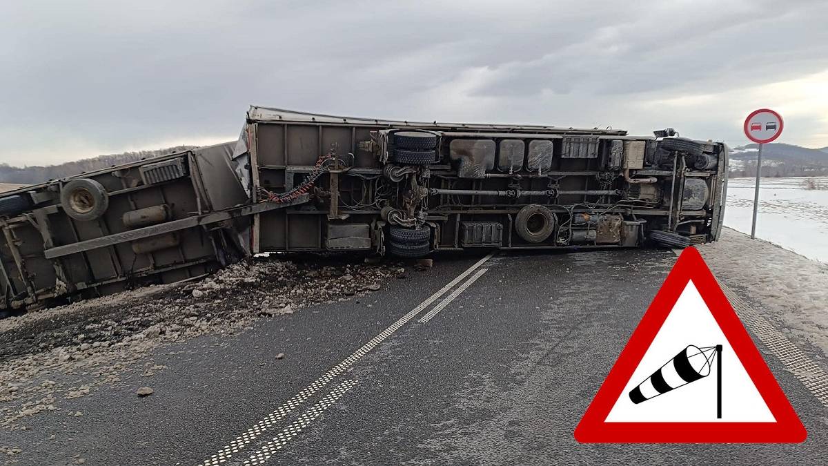 Ciężarówka przewrócona przez wichurę na Dolnym Śląsku. Fot. Komenda Powiatowa Państwowej Straży Pożarnej w Jaworze.