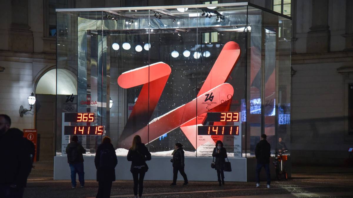 Szklana konstrukcja z dużym czerwonym znakiem "24" i wyświetlaczami cyfrowymi pokazującymi daty i godziny.