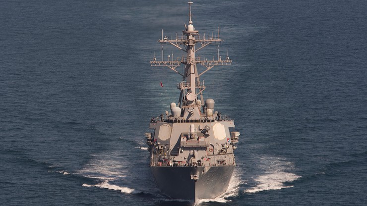 Amerykański niszczyciel oddał strzały ostrzegawcze w kierunku irańskich okrętów