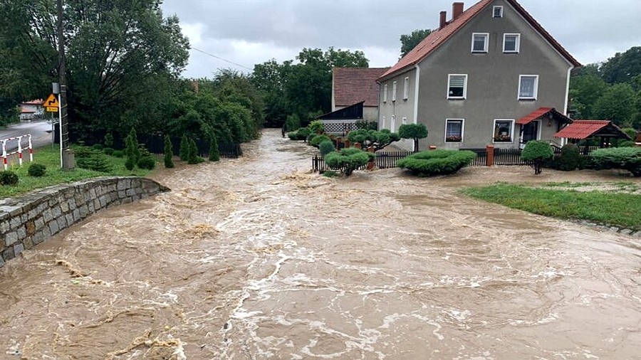 Wezbrana rzeka zalewa gminę Marcinowice. Fot. marcinowice.pl