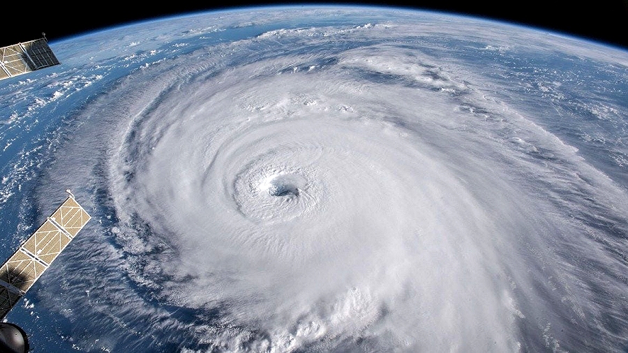 Tropikalny huragan widziany z Międzynarodowej Stacji Kosmicznej. Fot. NASA.
