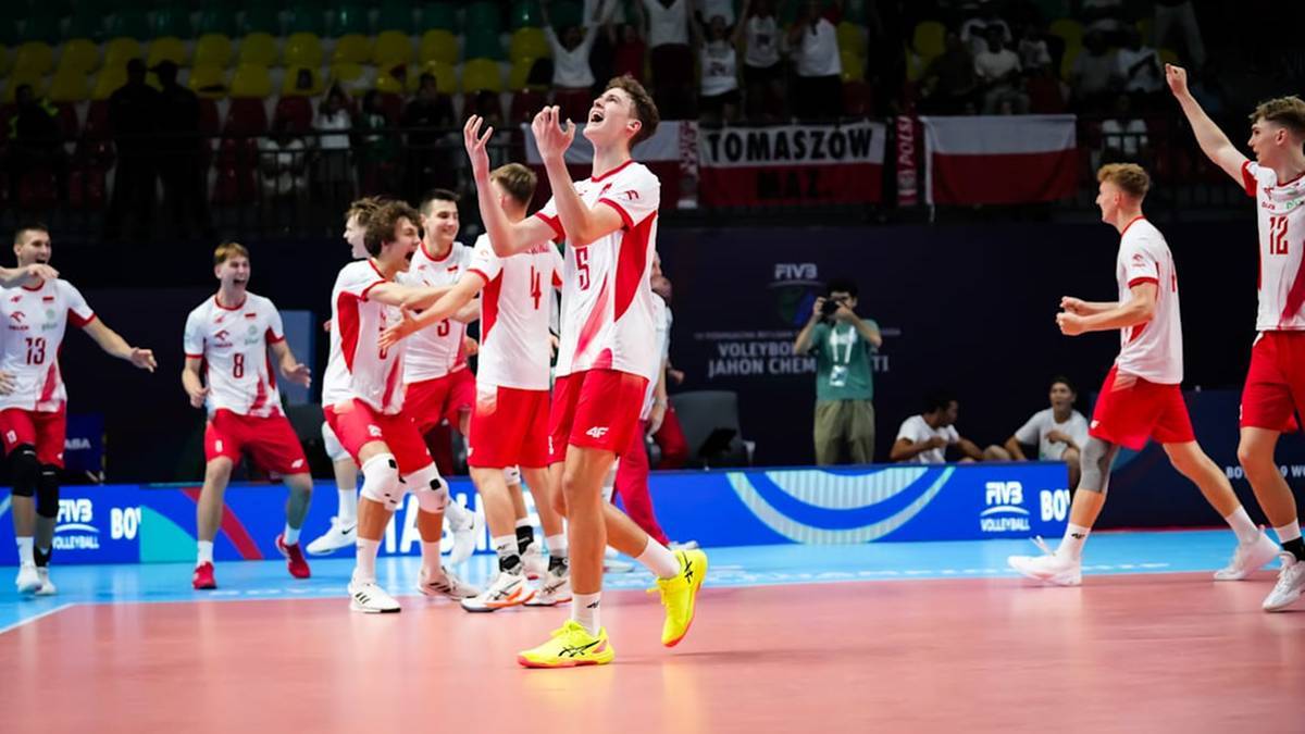 Drużyna siatkarzy Polski świętuje zdobyty punkt na boisku.