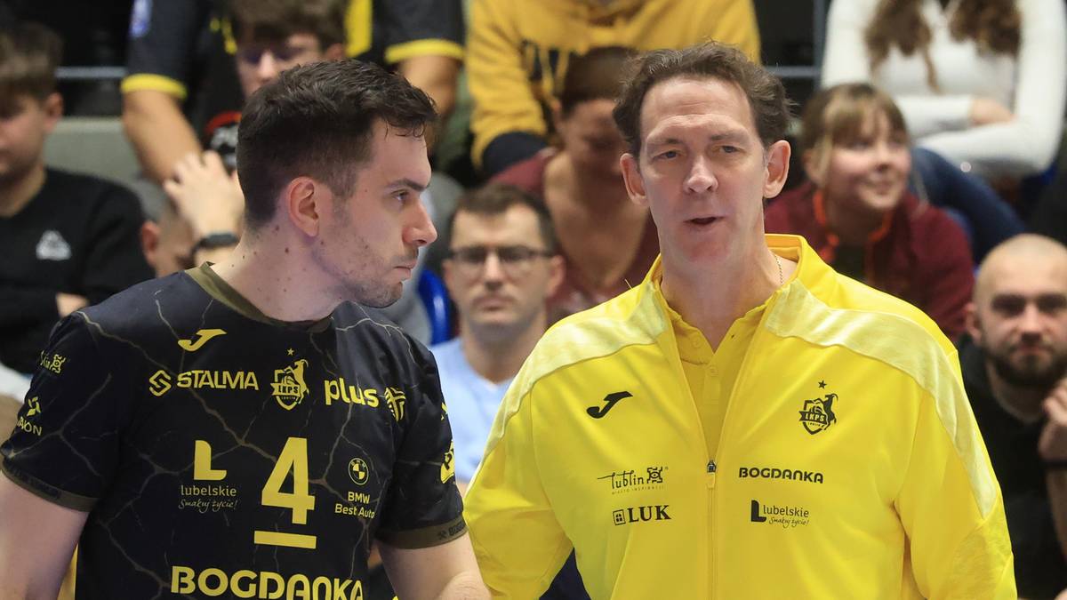 Dw&oacute;ch mężczyzn w strojach sportowych na tle publiczności.