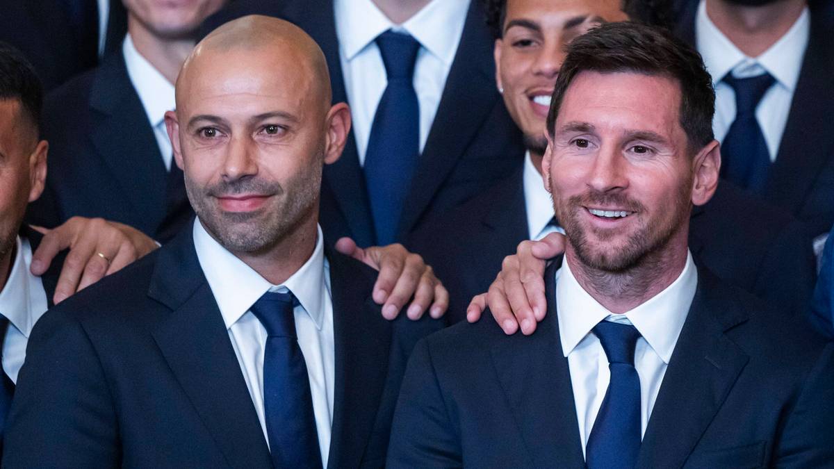 Trener i piłkarze Interu Miami pozują do zdjęcia w garniturach.