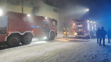 Wola Rębkowska: Pożar hali z tekstyliami. Strażacy walczą z ogniem