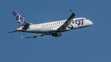 Samolot LOT uderzony piorunem. Maszyna zawróciła do Warszawy