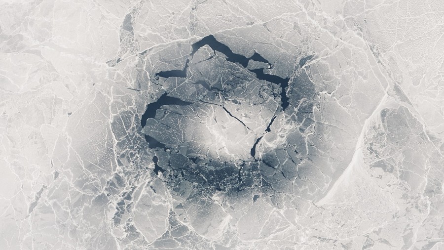 Озера образовавшиеся в разломах. Кольца на льду Байкала. Круги на льду Байкала. Ледяные кольца на Байкале. Кольца на льду Байкала из космоса.