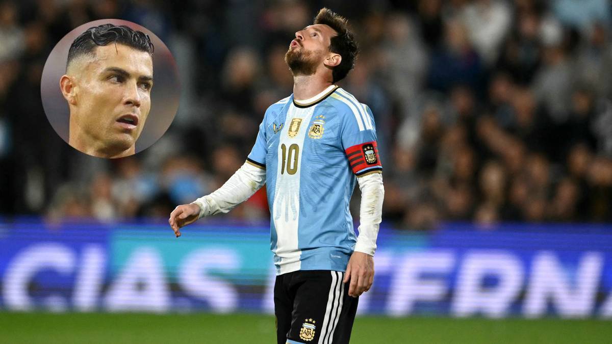 Lionel Messi w koszulce Argentyny patrzy w g&oacute;rę, w tle rozmyty stadion, a w lewym rogu miniatura z twarzą Cristiano Ronaldo.