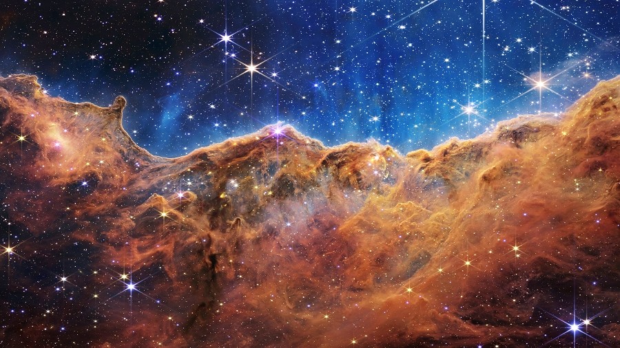 Mgławica Carina uwieczniona przez Kosmiczny Teleskop Jamesa Webba. Fot. NASA.