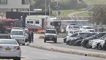 Policyjne samochody na ulicy w pobliżu miejsca ataku na plaży w Sydney.