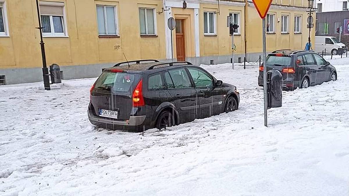 Po gradobiciu na ulicach Gniezna. Fot. X.com / Andrzej Kwaśniewski.