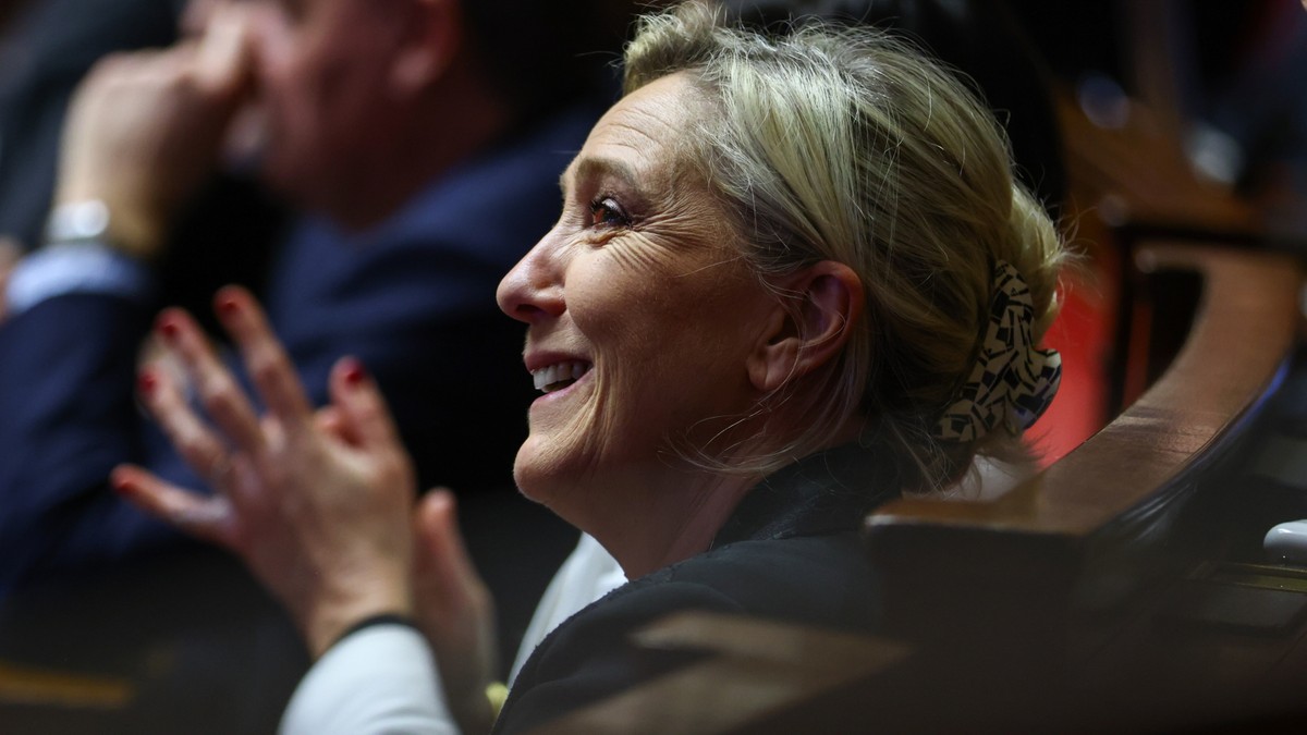 France.  Les nouvelles règles migratoires divisent le gouvernement.  Inspiré par Marine Le Pen