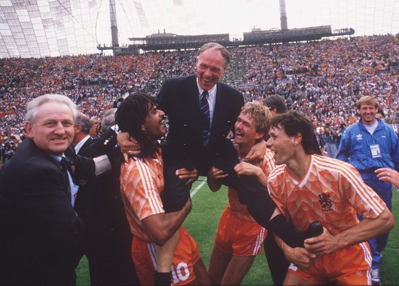 Trener Michels tuż po zwycięstwie w mistrzostwach Europy 1988