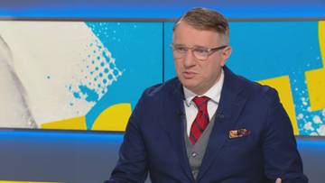 Poseł Konfederacji Przemysław Wipler w okularach i granatowym garniturze z czerwonym krawatem.