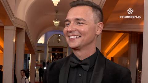 Jerzy Mielewski w czarnym smokingu z muszką, uśmiecha się.