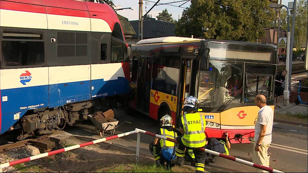 Mazowsze. Pociąg zderzył się z autobusem. Są ranni